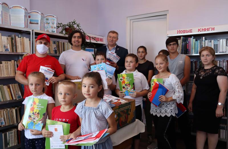 Активисты ОНФ в Кабардино-Балкарии в День знаний передали сельским библиотекам книги, российские флаги и обновленную Конституцию РФ