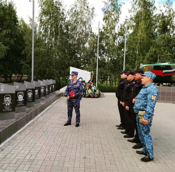 В Челябинской области сотрудники и военнослужащие Росгвардии почтили память жертв терроризма