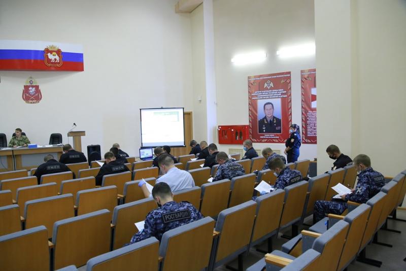Сотрудники и военнослужащие Росгвардии Южного Урала написали Диктант Победы