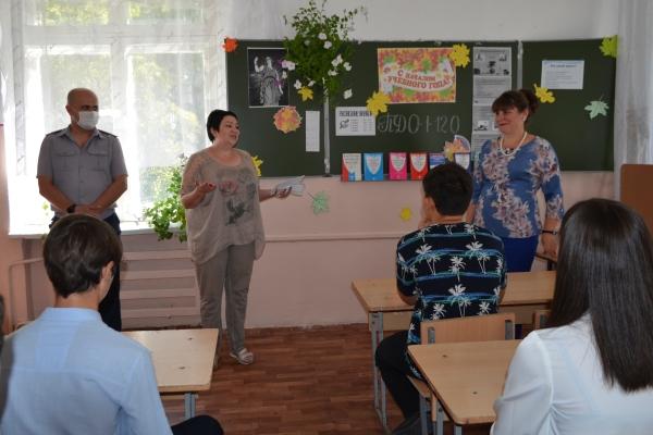 Сотрудники ОФСИН России по Карачаево-Черкесской Республике поздравили студентов с Днем знаний