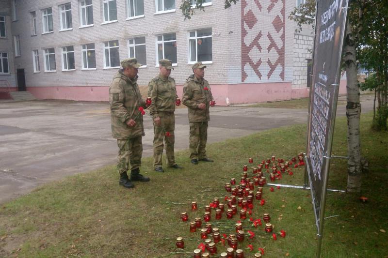В Нарьян-Маре офицеры Росгвардии почтили память жертв бесланской трагедии
