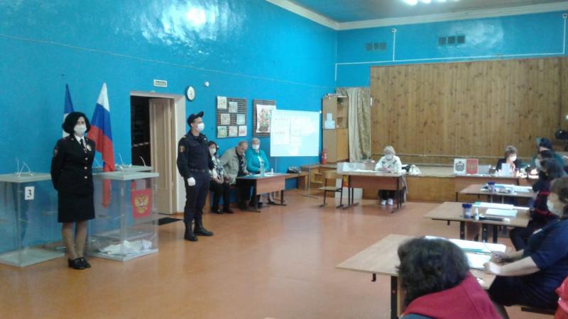 Сотрудники  новгородской Росгвардии обеспечили общественный порядок во   время проведения Единого дня голосования