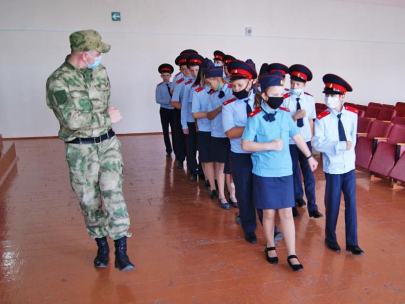 Росгвардейцы обучают абаканских кадетов азам строевой подготовки