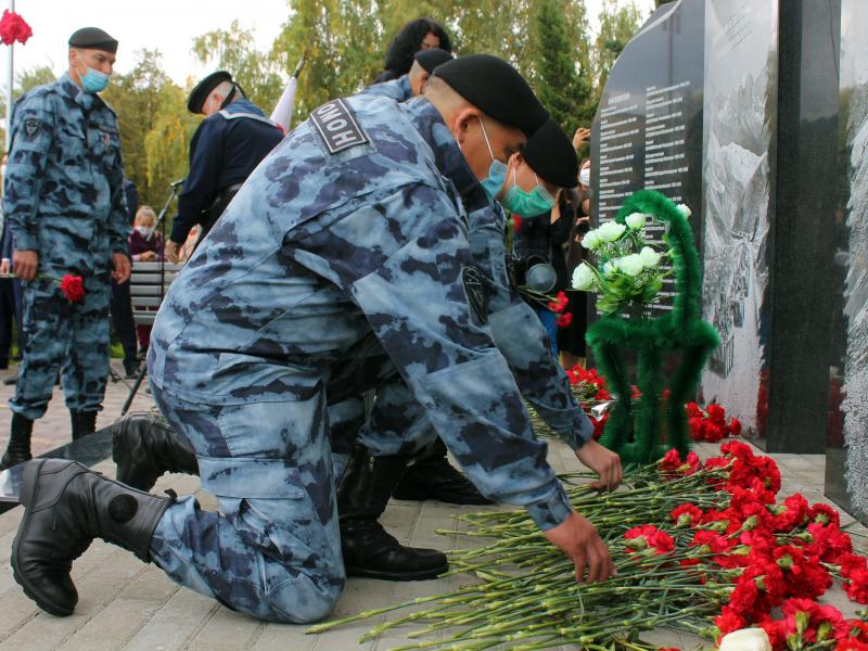 Росгвардейцы приняли участие в открытии мемориала памяти уроженцев Республики Алтай, погибших в локальных войнах и конфликтах