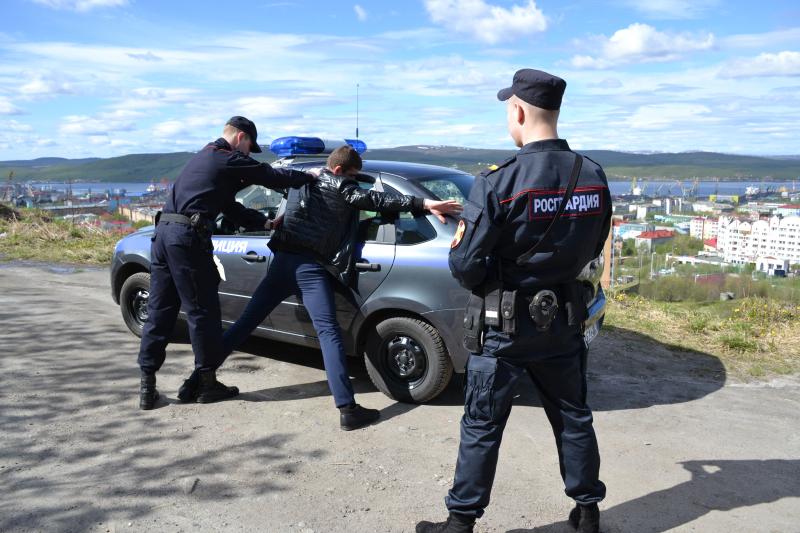 В Североморске росгвардейцы задержали подозреваемого в совершении особо тяжкого преступления