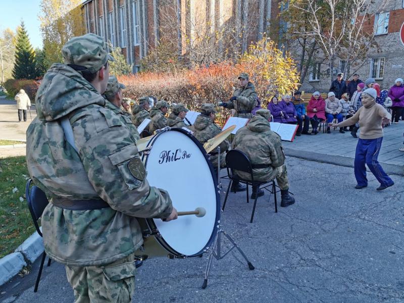 В День пожилых людей сотрудники и военнослужащие Управления Росгвардии по Иркутской области провели для ветеранов войны и тыла музыкальный праздник