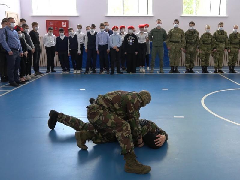 В День сил специального назначения сотрудники Росгвардии провели для воспитанников военно-патриотических клубов мастер-класс по самообороне
