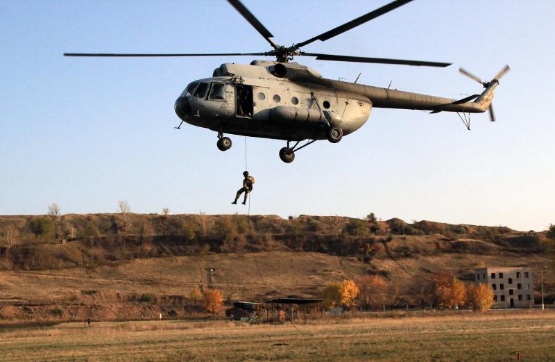 «Испытание небом»: оренбургский спецназ Росгвардии провел занятия по десантно-штурмовой подготовке