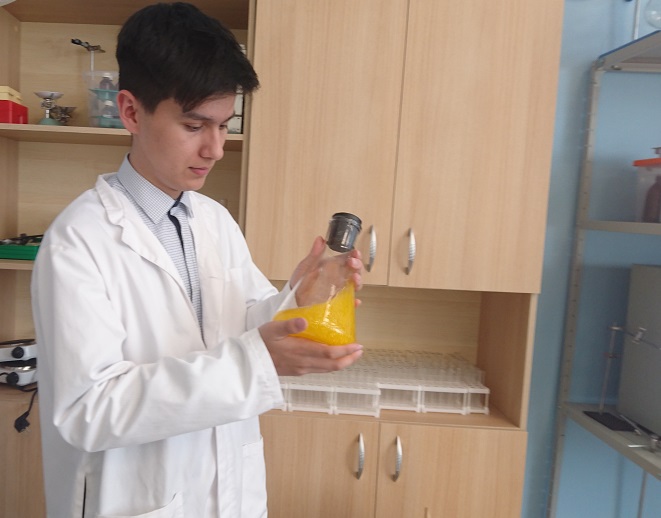 Школьник проверил качество хлеба