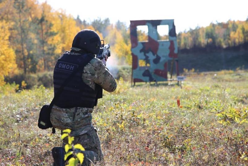 В Уральском округе Росгвардии спецназ выполнил практические стрельбы из огнеметов