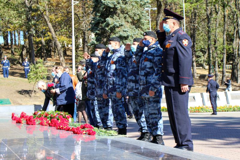 В Ставрополе росгвардейцы почтили память погибших в Битве за Кавказ у обновленного мемориала «Огонь Вечной Славы»