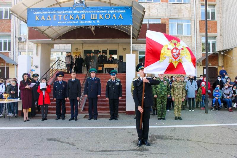 Классу Росгвардии ставропольской кадетской школы передана копия знамени ведомства