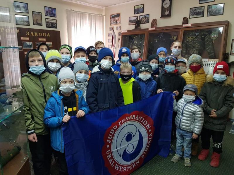 В Екатеринбурге юные спортсмены-дзюдоисты посетили базу ОМОН Росгвардии