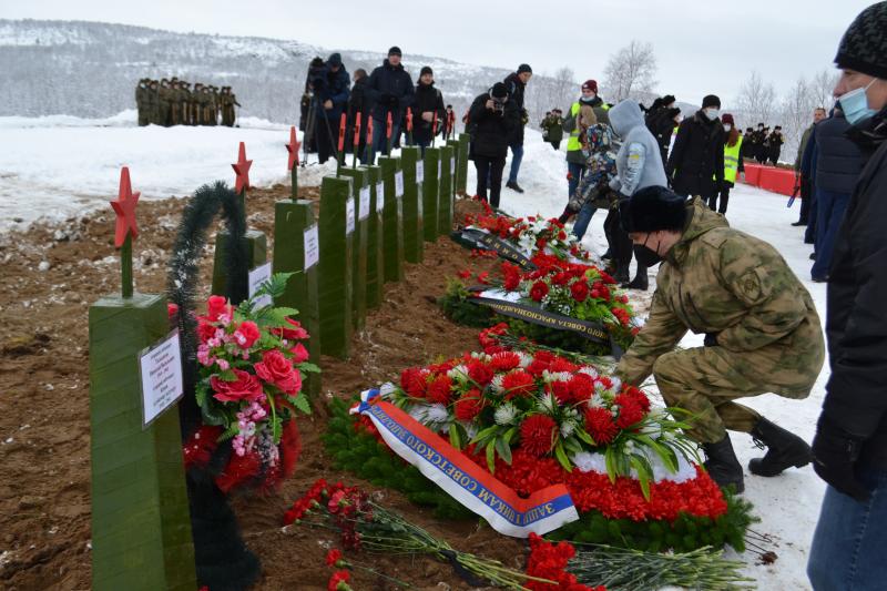Представители областной Росгвардии приняли участие в церемонии захоронения останков солдат, погибших во время обороны Заполярья