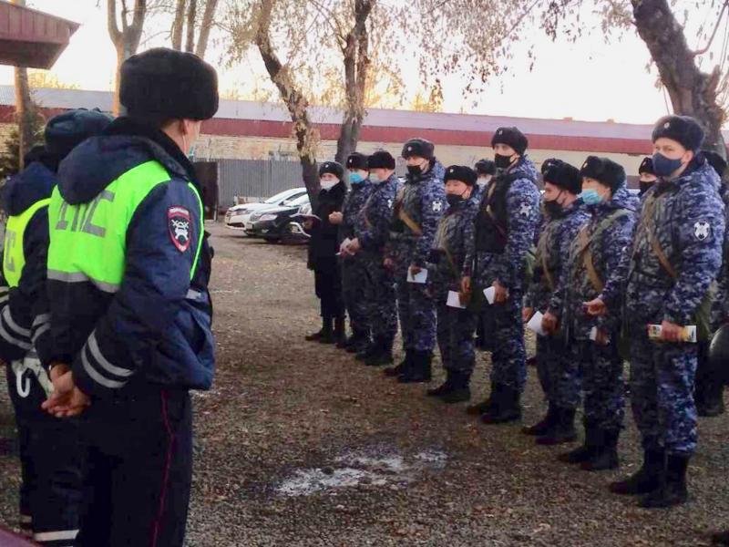 В День автомобилиста сотрудники иркутского ГИБДД провели с личным составом вневедомственной охраны Росгвардии профилактическое занятие
