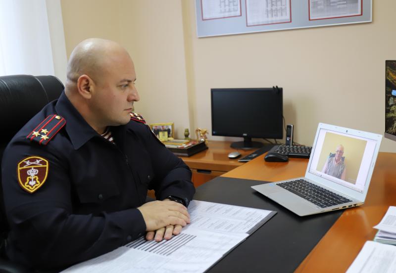 В Югре сотрудники вневедомственной охраны поздравили с профессиональным праздником ветерана подразделения Геннадия Черкашина