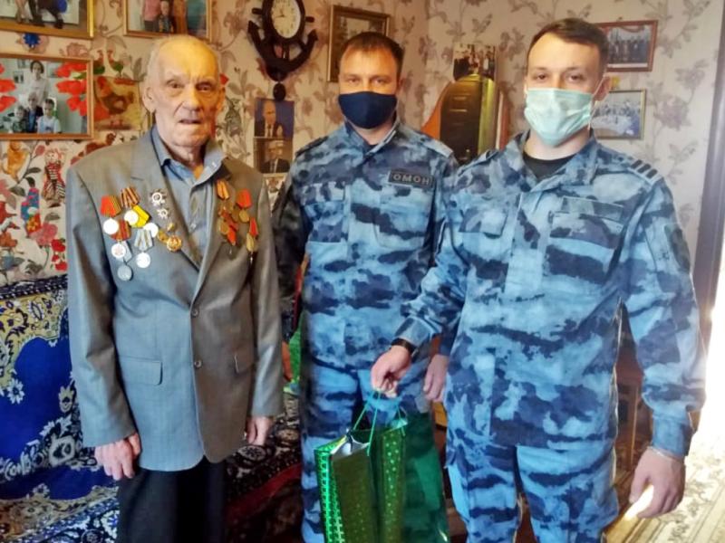 Хакасские росгвардейцы побывали в гостях у ветерана Великой Отечественной войны Григория Захаренко