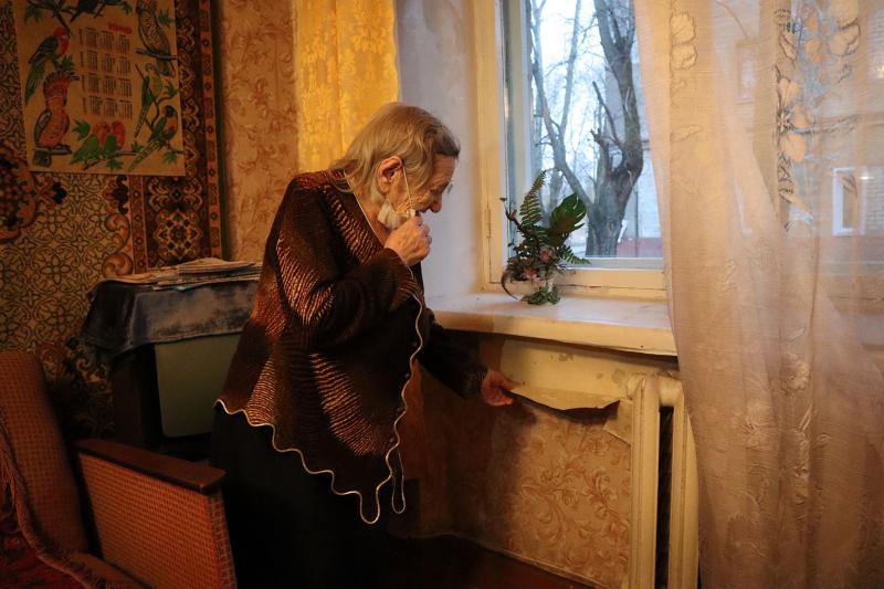 Труженик тыла и ветеран труда из Кирова уже год живут в условиях сырости и плесени