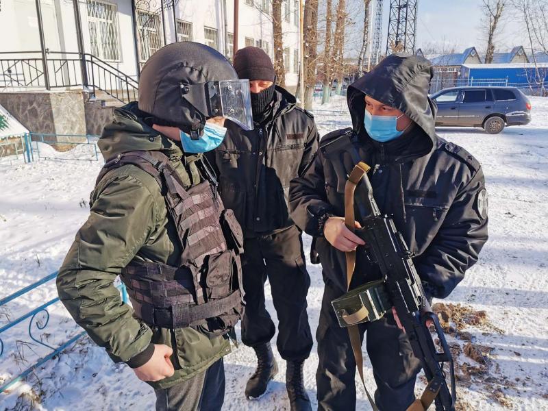 Познакомили с «легендой». Сотрудники иркутского ОМОН Росгвардии организовали выставку оружия для детей из подшефного детского дома