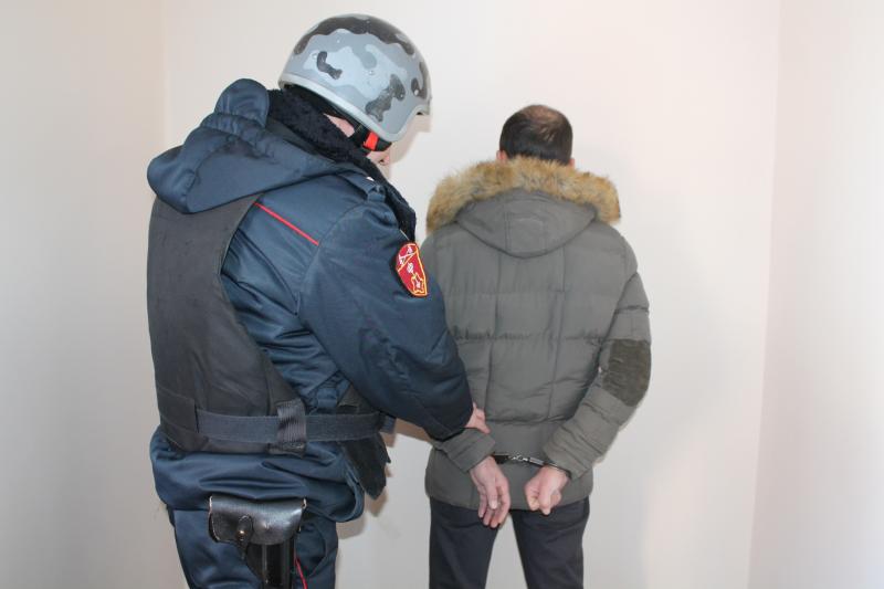 В Оренбурге при участии росгвардейцев задержан мужчина за хищение обуви в торговом центре