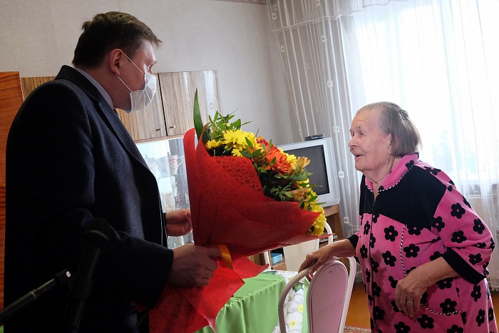 Жительницу Яранска с 95-летием поздравил президент страны