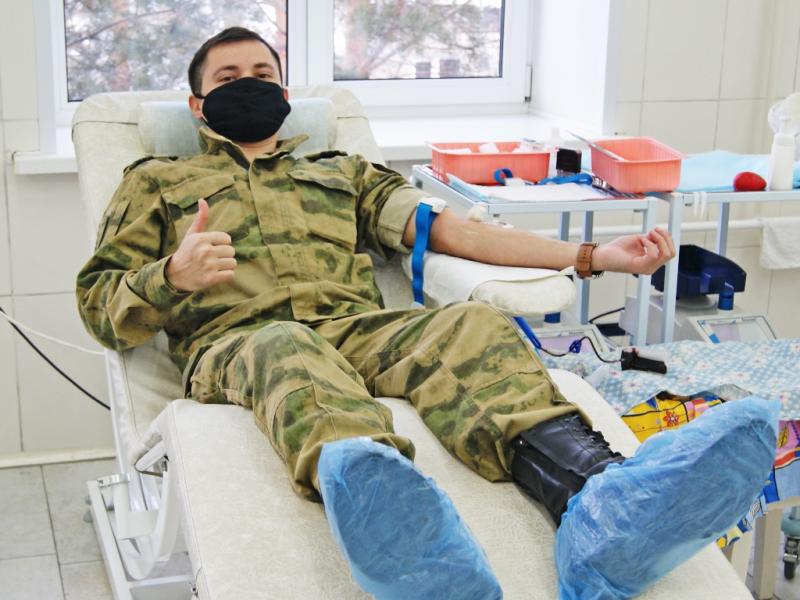 Росгвардия продолжает участвовать в донации крови для нужд медучреждений Хакасии