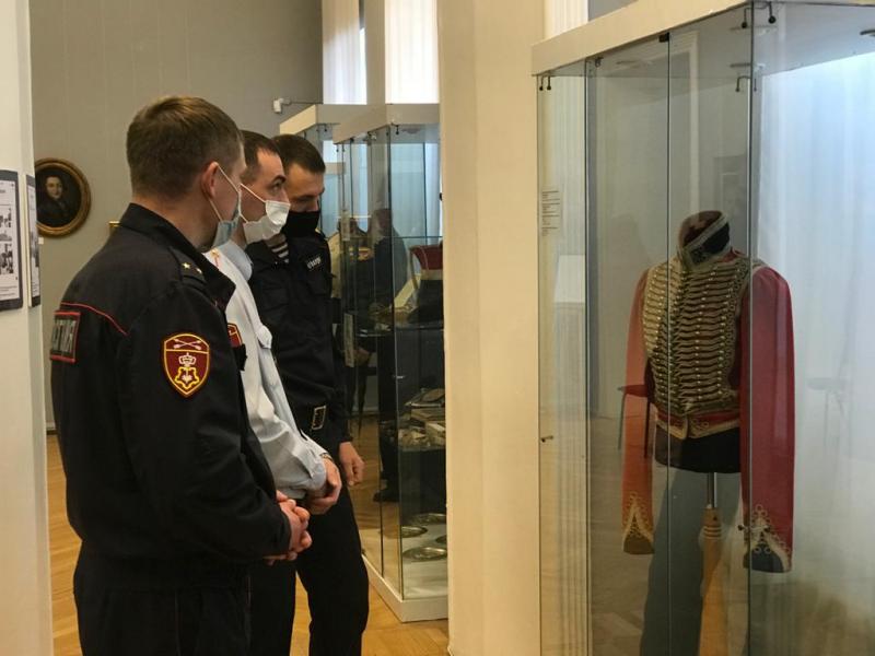 В Томске сотрудники Росгвардии посетили выставку «Отечественная война императора Александра I»