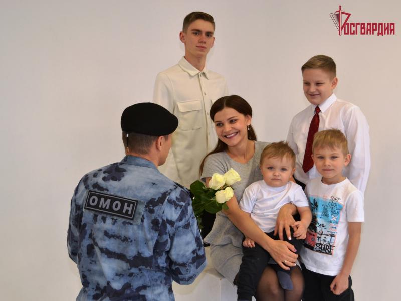 В Иркутской области стартовала акция Сибирского округа Росгвардии «Букет цветов жизни», приуроченная ко Дню матери