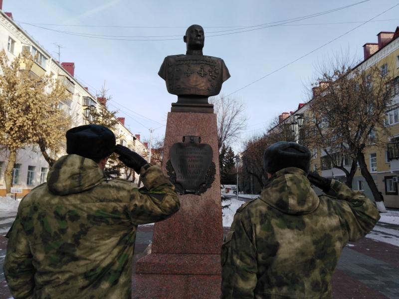 Росгвардейцы почтили в Кургане память Героя Советского Союза Михаила Шумилова
