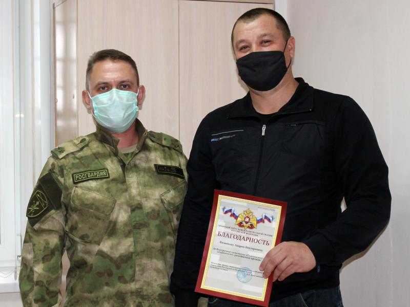 Ветеран Росгвардии из Республики Алтай награждён за неукоснительное соблюдение правил владения оружием