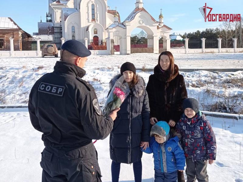 «Спасибо, любимая!». Большая семья сотрудника СОБР из Иркутска: в ней подрастают два сыночка и лапочка дочка