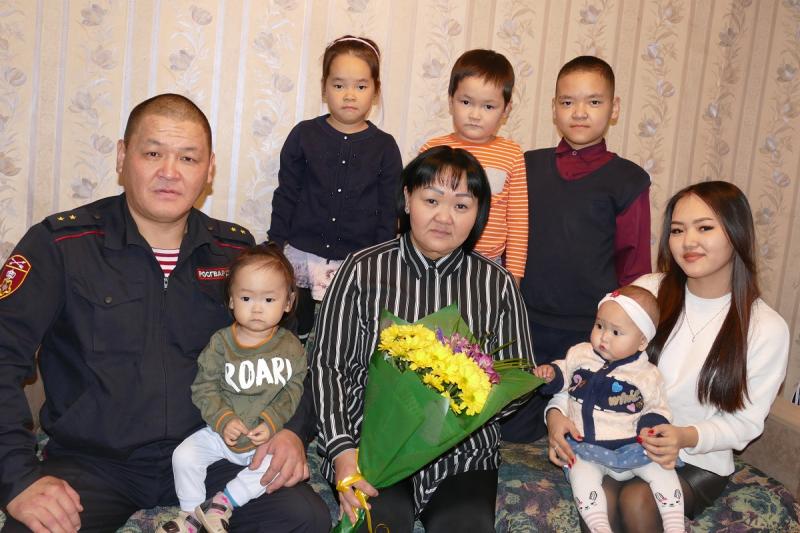 Семья росгвардейца Тувы присоединилась к акции "Букет цветов жизни", приуроченной Дню матери