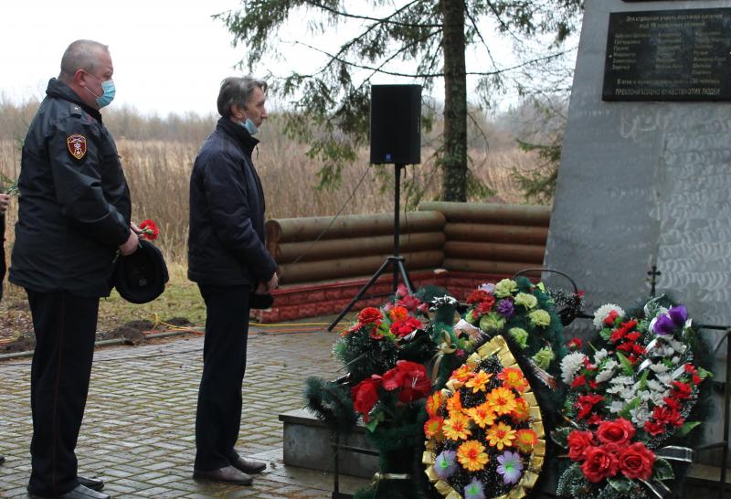 В Псковской области росгвардейцы почтили память сожжённых жителей деревни Красуха