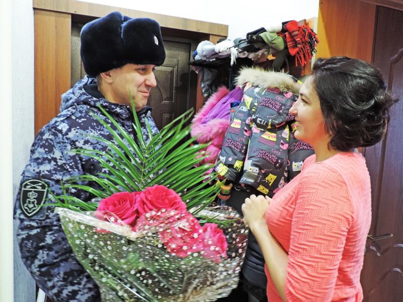 В преддверии Дня матери хакасские росгвардейцы присоединились к акции «Букет цветов жизни»