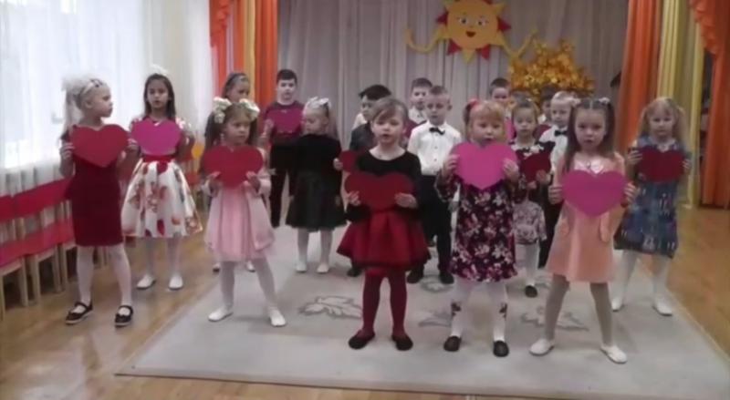 Дочь военнослужащего Управления Росгвардии по Новгородской области приняла участие в онлайн-концерте ко Дню матери