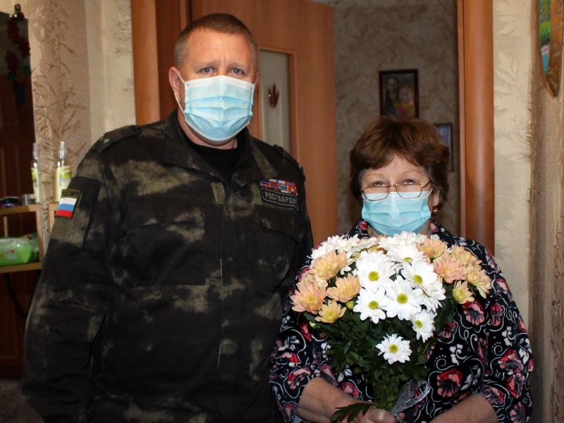 В Республике Алтай сотрудники Росгвардии поздравили мам погибших боевых товарищей с Днем матери