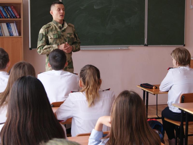 Росгвардейцы посвятили урок памяти в кадетских классах Абакана Дням воинской славы