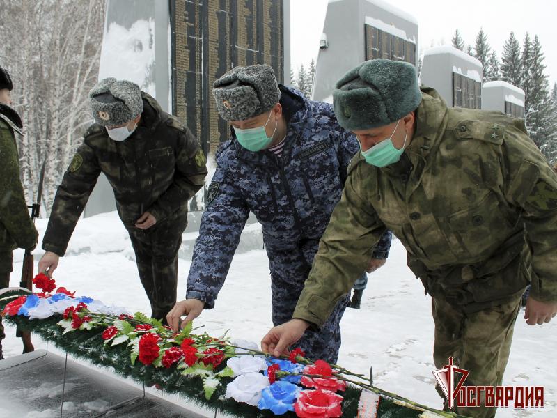 Руководство и личный состав Управления Росгвардии по Республике Алтай почтили память Героев Отечества