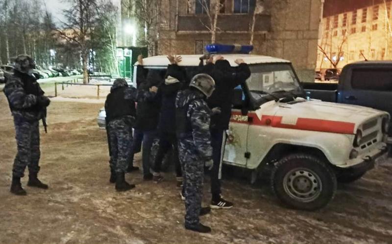 Подозреваемые в угоне автомобиля задержаны росгвардейцами в Нижневартовске
