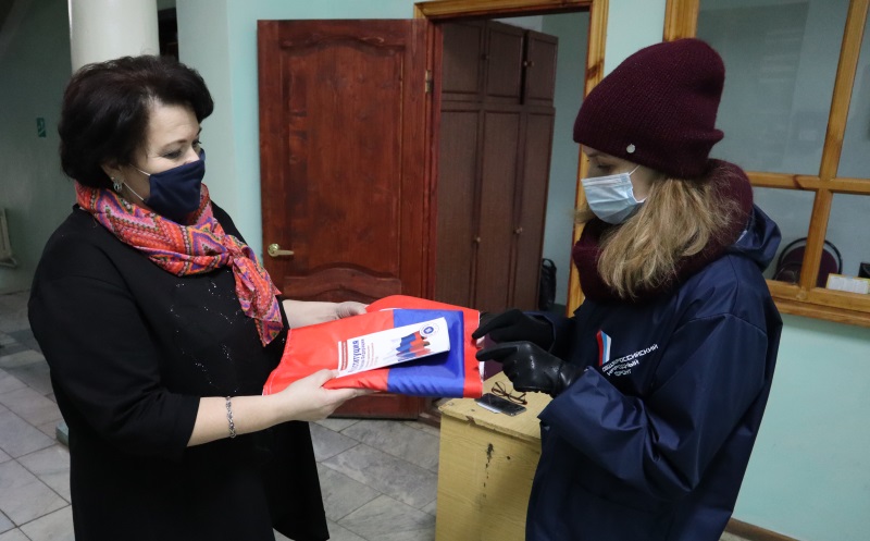 Активисты ОНФ в Мордовии передали в Старошайговский район флаги и брошюры обновленной Конституции