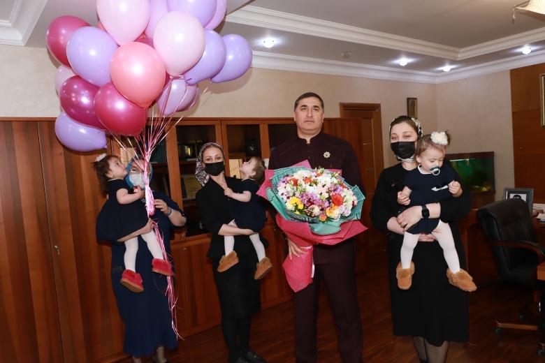 Управляющий ОПФР по Чеченской Республике М-Э. Ахмадов поздравил маму тройняшек с получением выплаты на детей