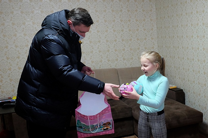 Александр Чурин исполнил новогодние желания трех детей из города Кирова