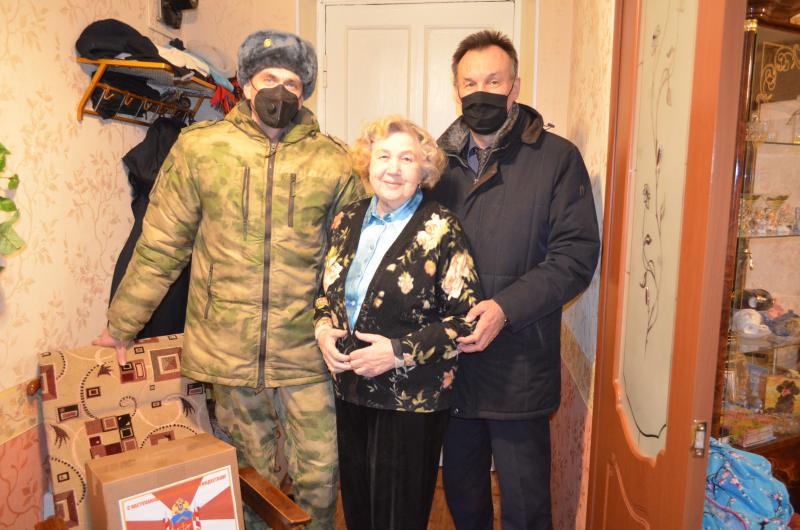 Мурманские росгвардейцы поздравили с наступающими новогодними праздниками ветеранов службы, вдов и родителей сослуживцев, погибших при исполнении служебного и воинского долга