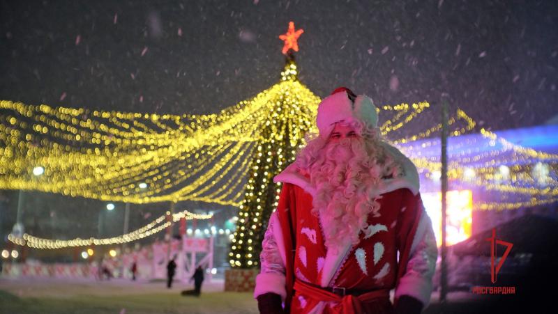 В канун Нового года в Нарьян-Маре Росгвардейский Дед Мороз записал видеопоздравление для жителей страны
