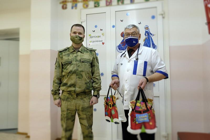 «Ёлка желаний»: в Нарьян-Маре росгвардейцы вручили подарки юным пациентам окружной больницы