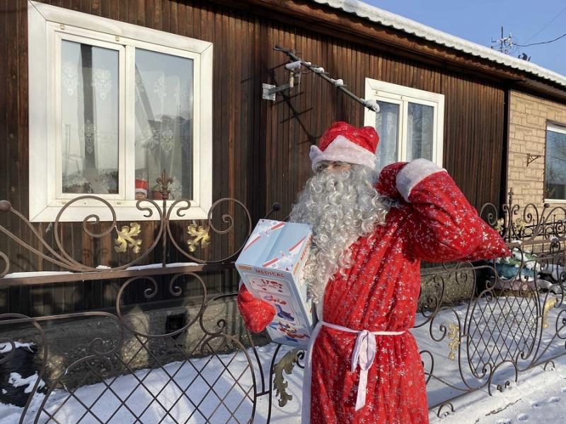В городе Кызыле росгвардейский Дед Мороз поздравляет детей сотрудников