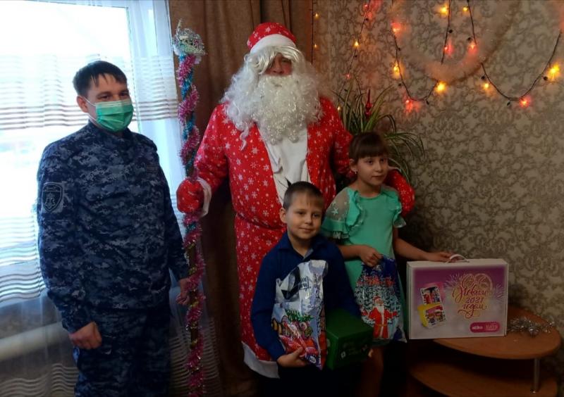 В Зауралье росгвардейский Дед Мороз поздравил детей из семей погибших героев - правоохранителей