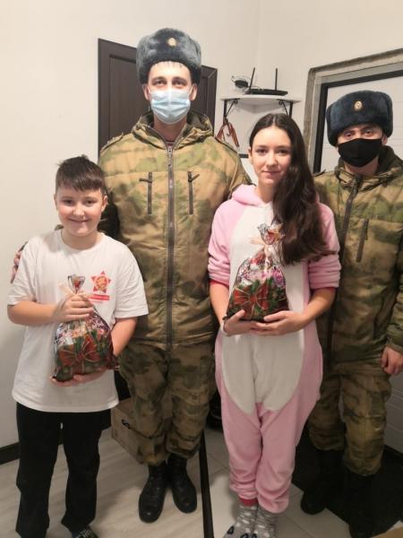В Калининграде росгвардейцы поздравили с Новым годом детей погибших сослуживцев