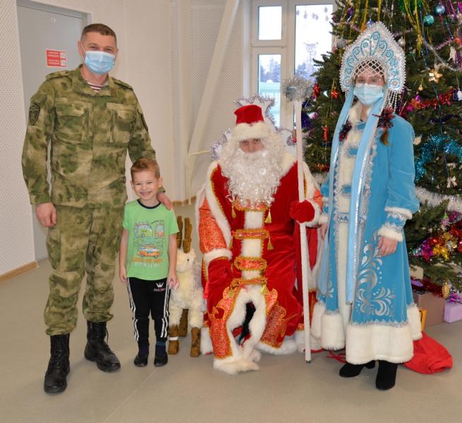 В Югре Росгвардия привезла рождественские подарки детям деревни Ярки Ханты-Мансийского района