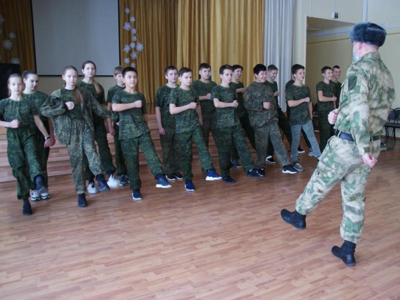 Росгвардейцы Хакасии провели для абаканских кадетов урок по строевой подготовке